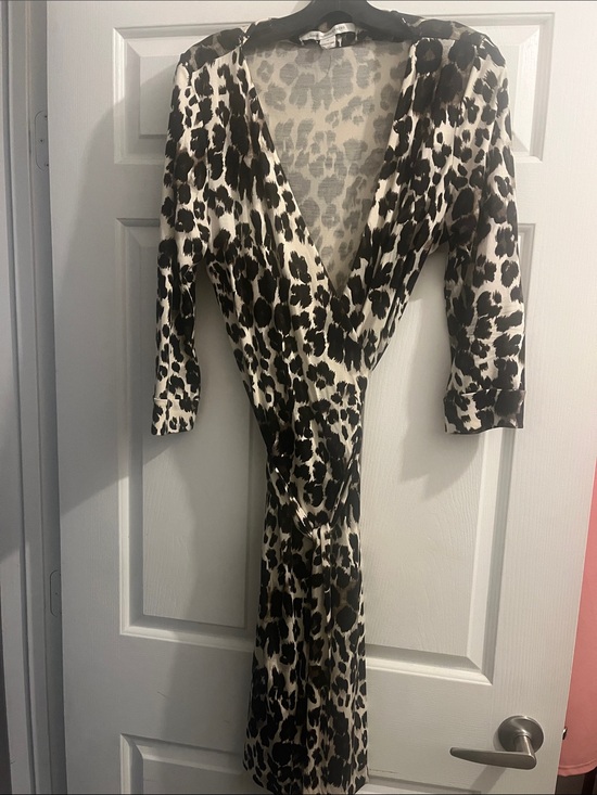 Diane Von Furstenberg Dresses & Skirts - Diane Von Furstenberg Black & Cream Leopard Wrap Dress 100% Silk